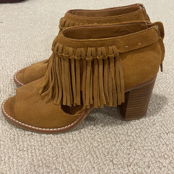 Wedge fringe sandals, size 8 - Picture 2 of 4